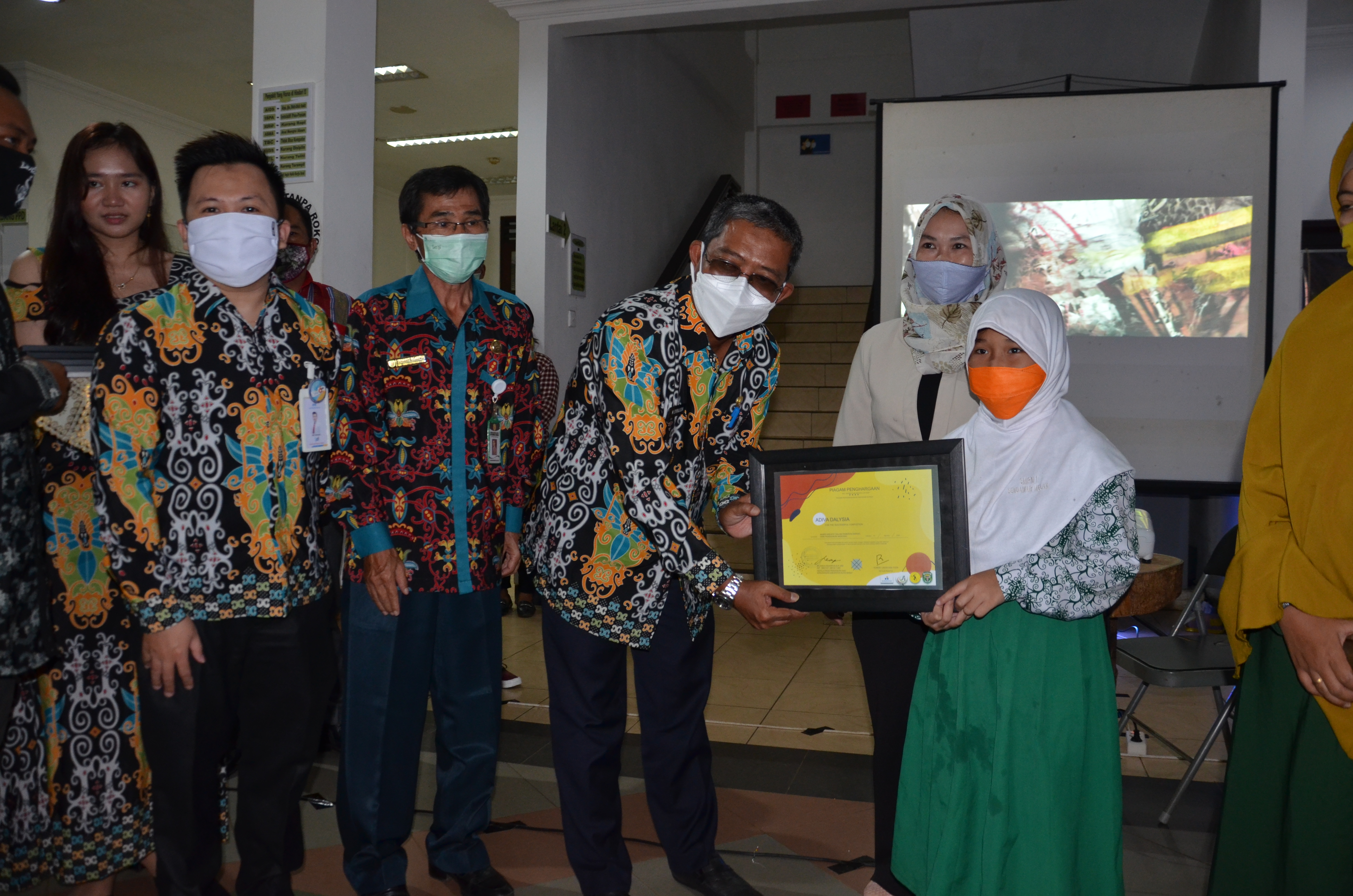 Disdikbud Kubar Serahkan Penghargaan